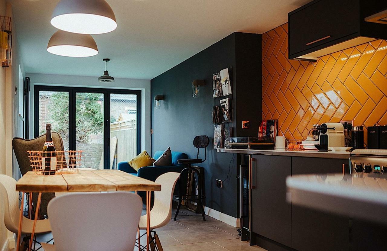 The Space At 8, Garden Flat Close To Town & Beach Уитстейбъл Екстериор снимка